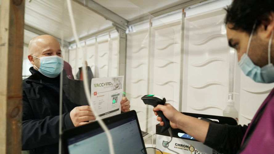 Sven De Ridder laat zijn e-ticket scannen in het vaccinatiedorp aan Spoor Oost in Antwerpen.
