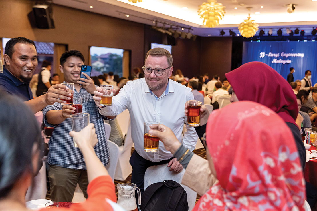 Martin Overgaard Hansen, CEO of JJ-Lurgi, raises a toast to his team during the celebratory dinner.