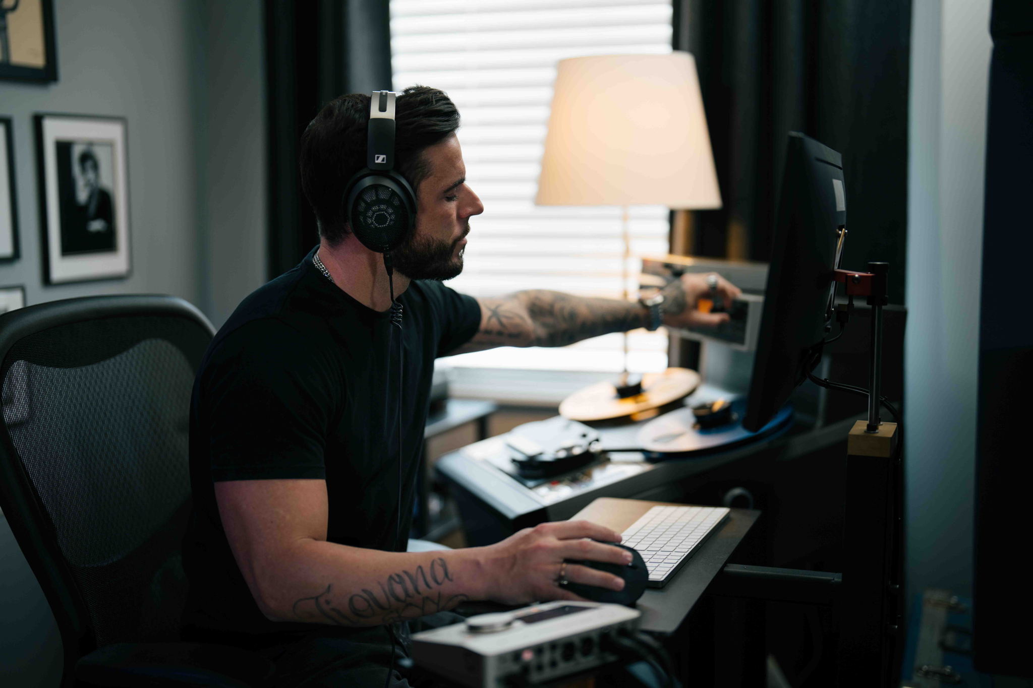 De HD 490 PRO-studiohoofdtelefoon levert een breed, ruimtelijk geluidsbeeld met een voortreffelijke lokalisering, wat producers in staat stelt om verfijnde masters te creëren De HD 490 PRO-studiohoofdtelefoon levert een breed, ruimtelijk geluidsbeeld met een voortreffelijke lokalisering, wat producers in staat stelt om verfijnde masters te creëren