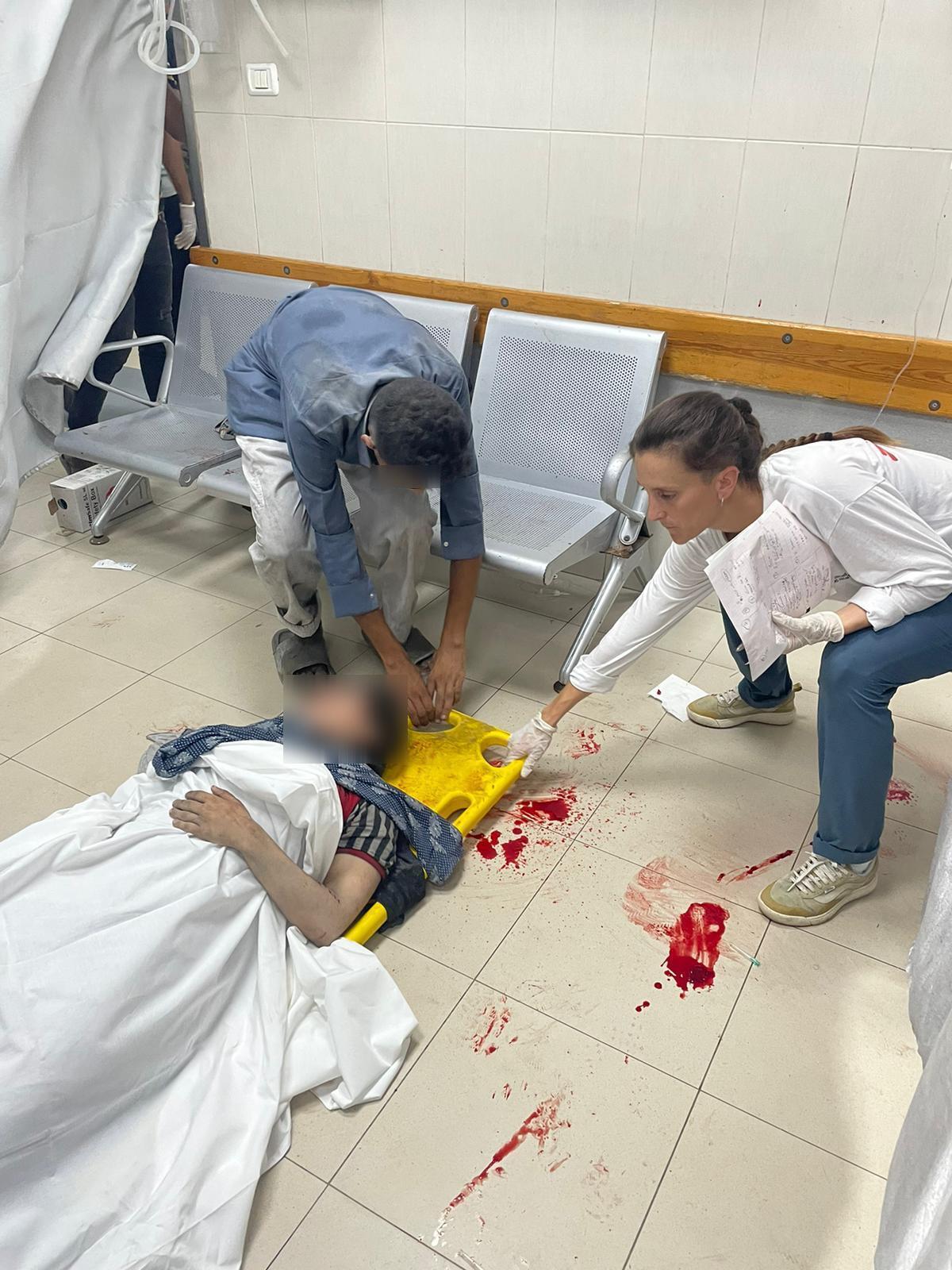 Sofía Piñeiro, enfermera de MSF, ayuda en la atención a un paciente en el Hospital Nasser. Jan Yunis, 22 de julio de 2024. © MSF