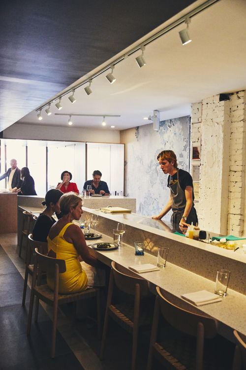 Ten - Le comptoir de 10 sièges donne aux clients un accès privilégié à l’action en cuisine.
(Maude Chauvin/Air Canada enRoute magazine)