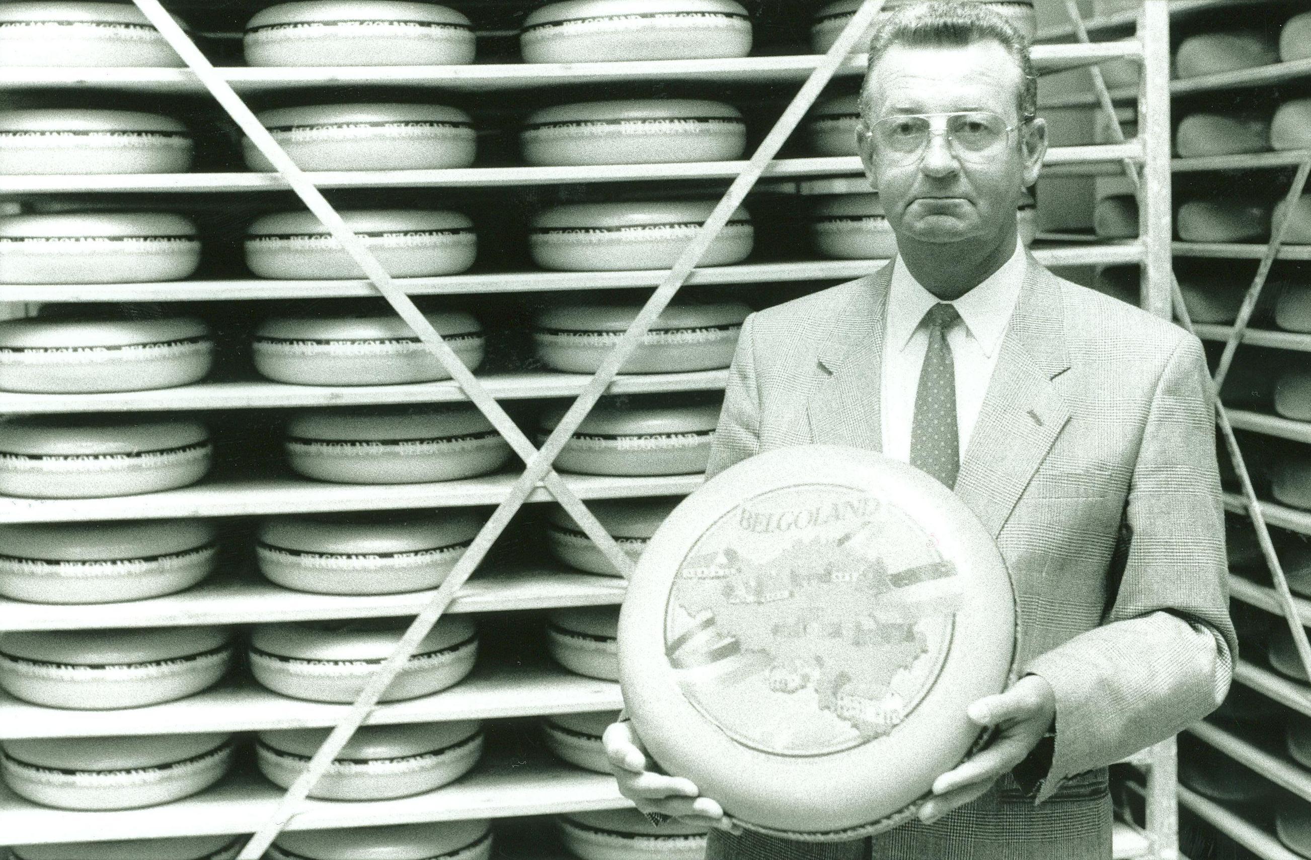 Then-director Norbert blondeel presents the "Belgoland" cheese in 1989, a typical Belgian product with the national colors, the map of Belgium and a tricolored band all around on the label. For the first time, we see a clear sales strategy around Belgian cheese.