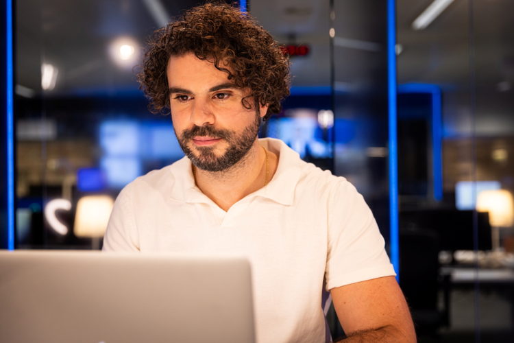 Riadh Bahri (c) VRT Guillaume Van Laethem 