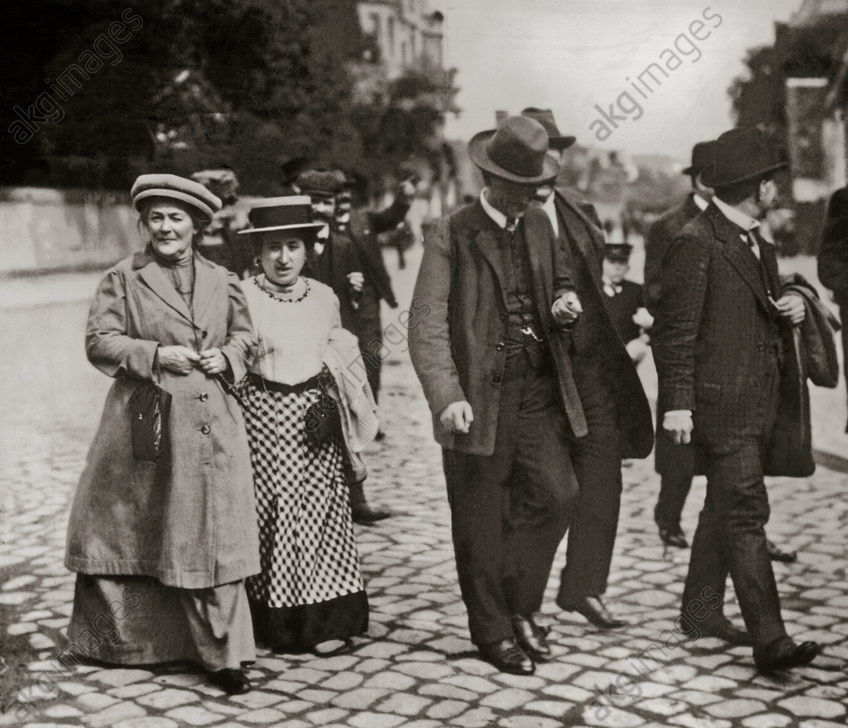 Rosa Luxemburg and Clara Zetkin (left) on their way to the SPD party congress in Magdeburg, 18–24.9.1910. AKG96309