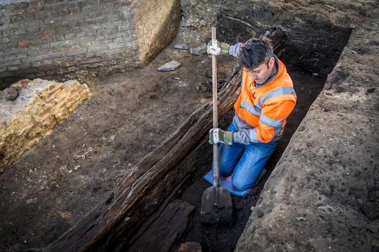 Archeologen leggen het houten wegdek van de middeleeuwse Zakstraat bloot. Deze weg liep recht naar de aanlegsteigers aan de Schelde. ©Stad Antwerpen, foto Frederik Beyens
