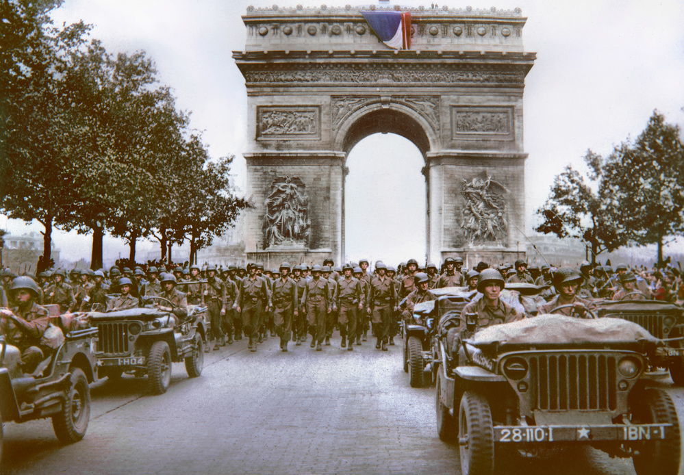 AKG7913793 Entry of Allied troops into Paris: US troops on the Champs-Elysees. ​ Photo postcard (Editions O.P.) digitally coloured. ©akg-images