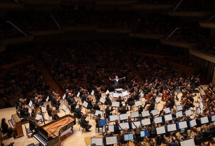 Gustavo Gimeno and the Toronto Symphony Orchestra (Photo by Stelth Ng)