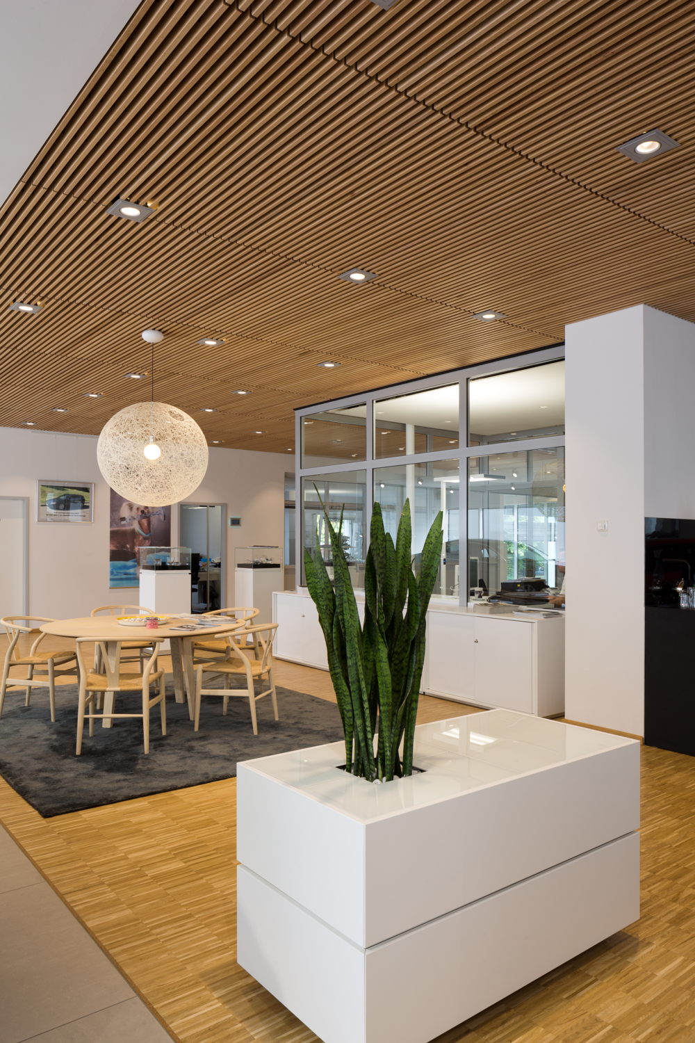 Het Massief Houten Grill plafondsysteem van Hunter Douglas