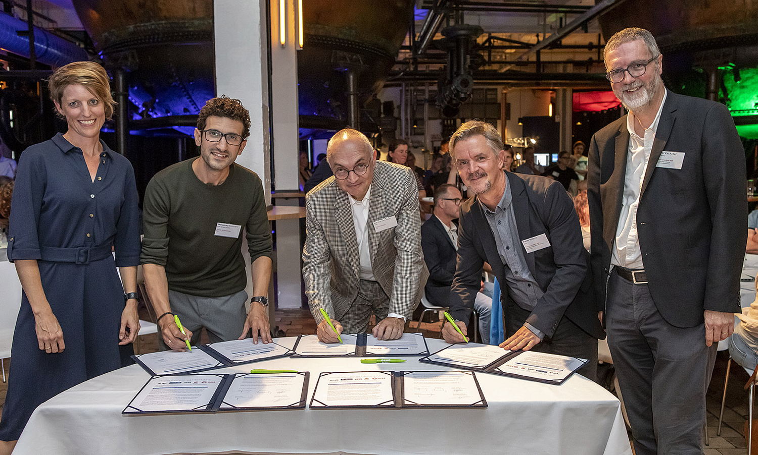 ondertekening intentieverklaring (vlnr Katrien Rycken, burgemeester Mohamed Ridouani, Luc Van den hove, Pieter Willems en Professor Karel Van Acker)