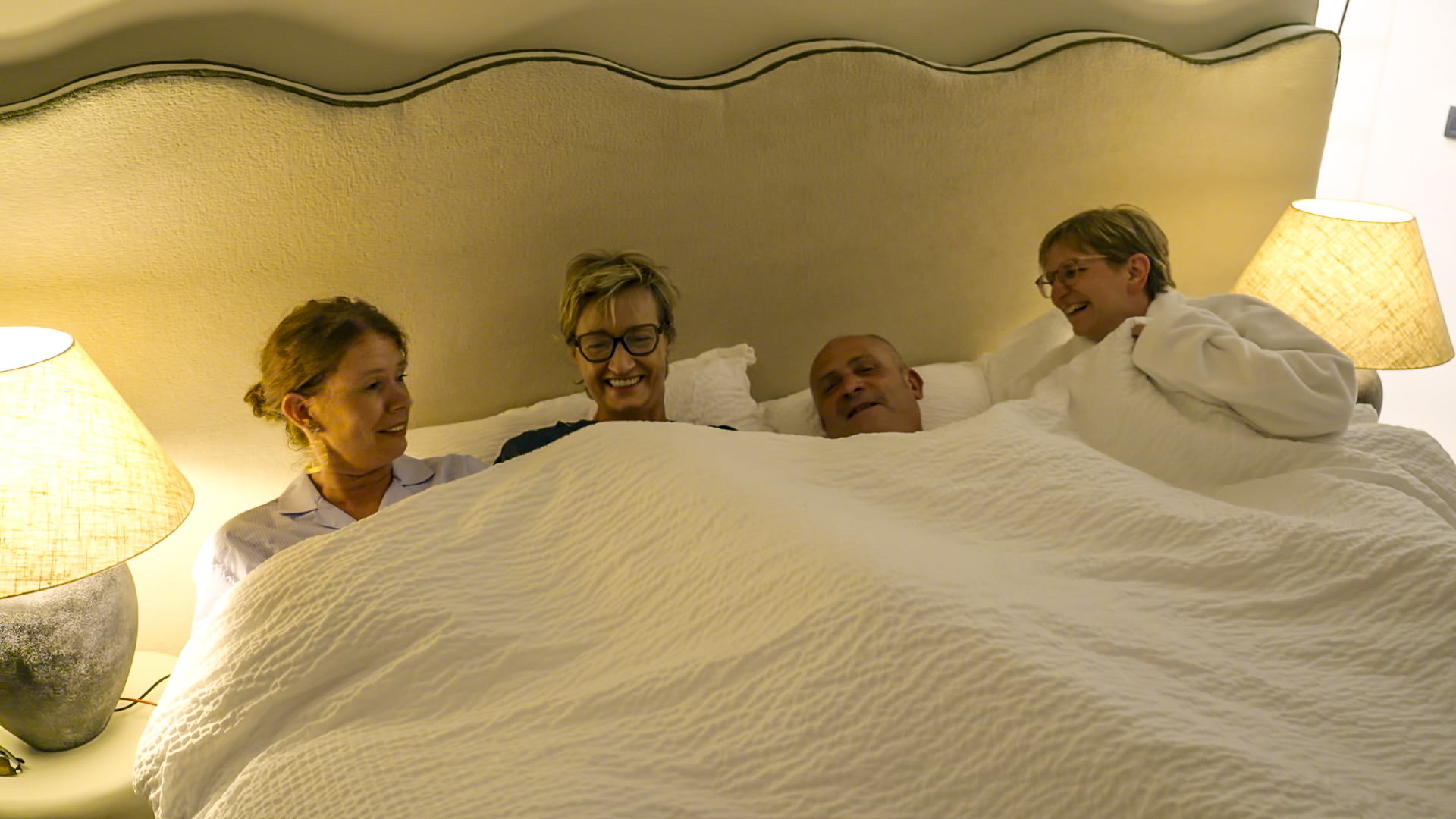 Gesukkel met Japans toilet in de laatste week van Met Vier In Bed 