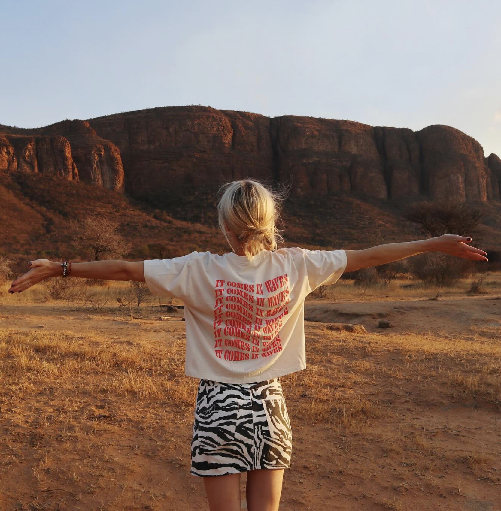 Oprichtster Ellen Kegels in de 'It Comes in Waves' T-shirt Oprichtster Ellen Kegels in de 'It Comes in Waves' T-shirt