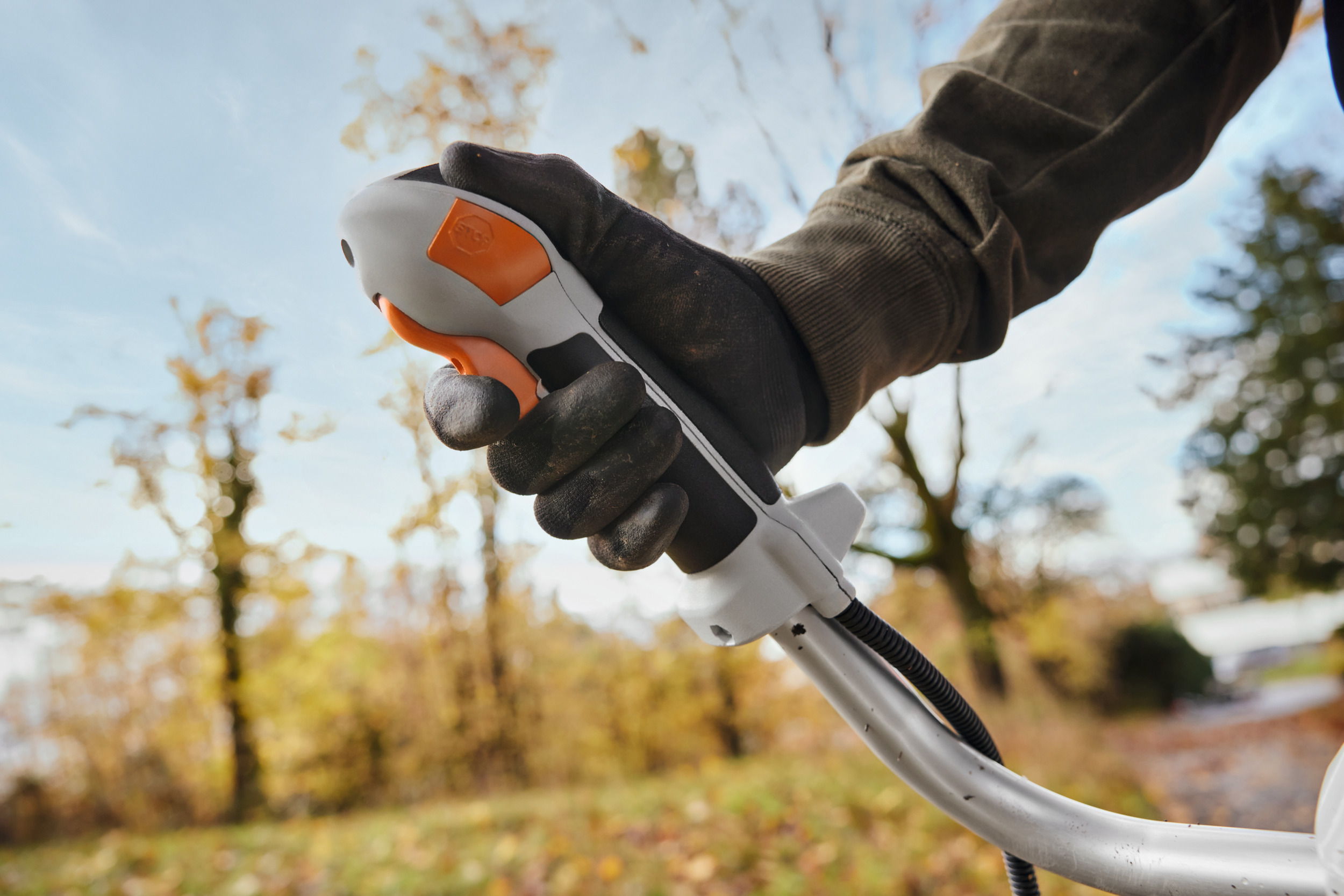 De ergonomische bedieningshandgreep STIHL ADVANCE Grip voor bosmaaiers vermindert de belasting van spieren en gewrichten bij professioneel maai-, zaag- en hakselwerk.