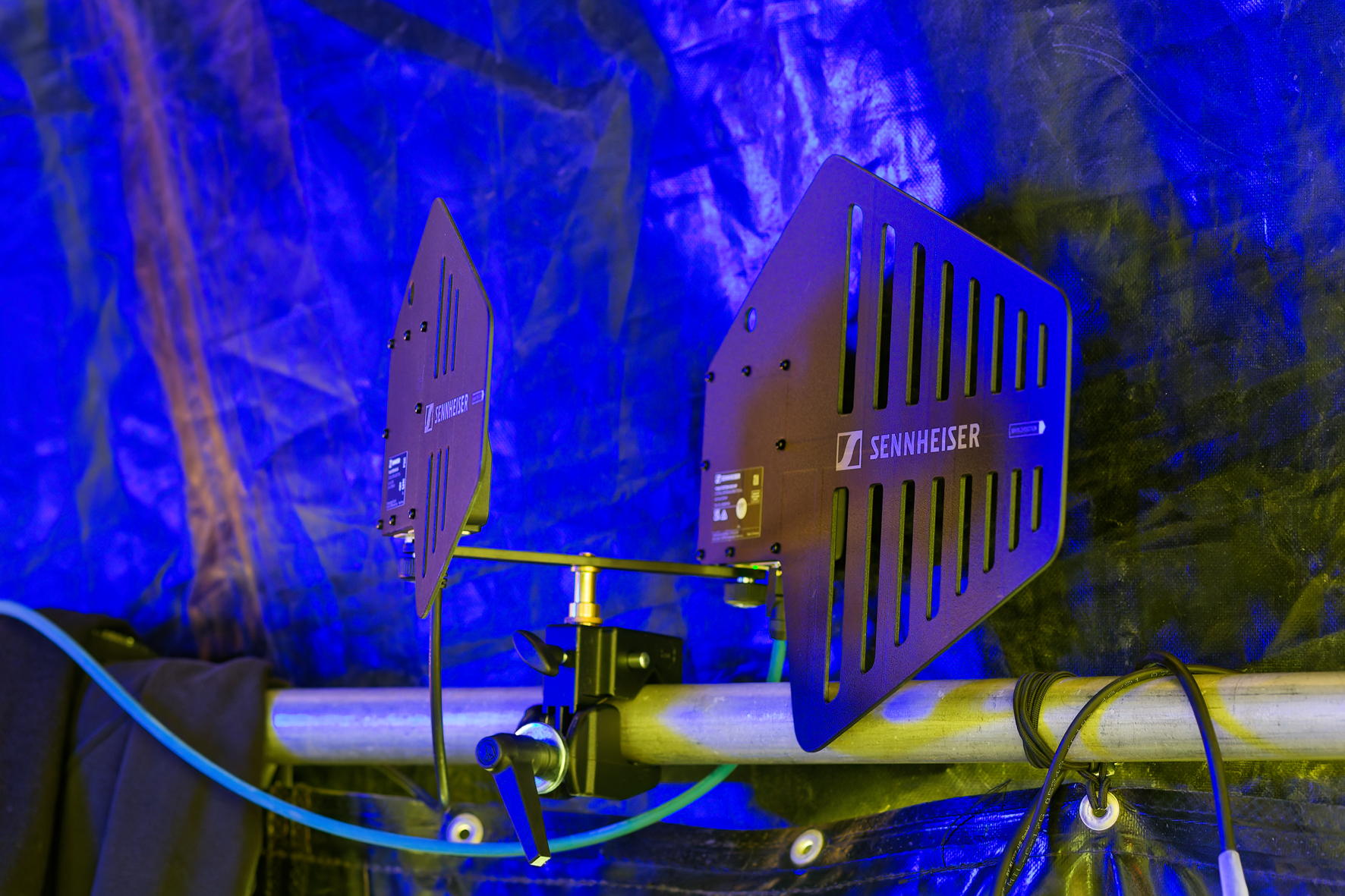 Spectera DAD Antenne in 1,4-GHz-Ausführung (links) und als UHF-Version
