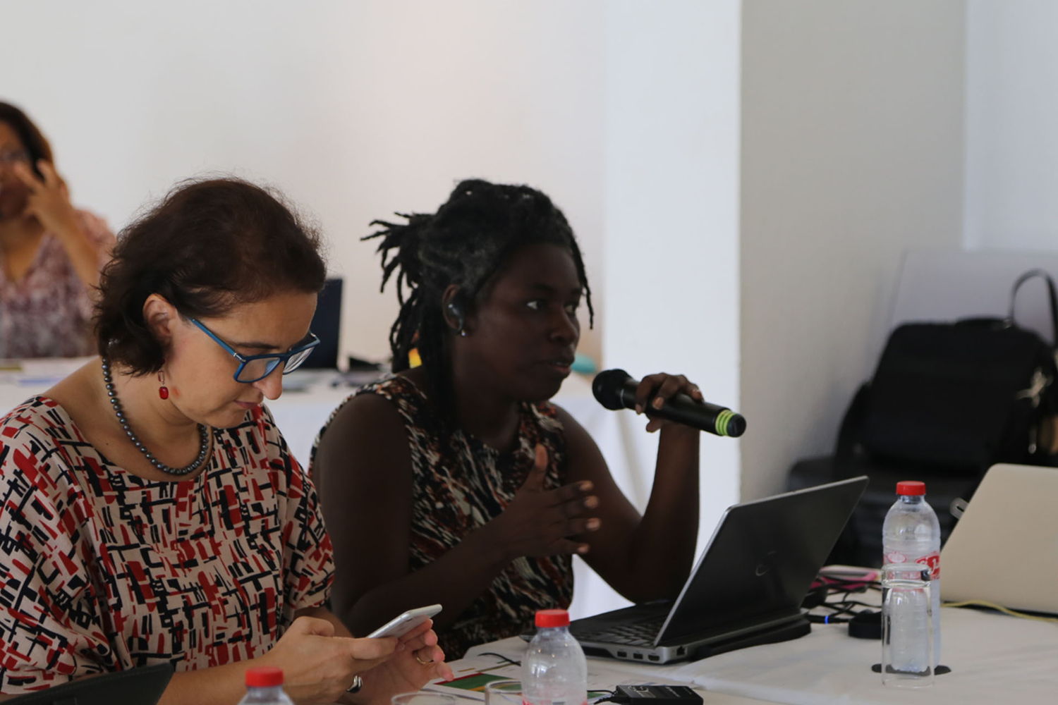 De gauche à droite : Valérie DENUX, Directrice de l'Agence Régionale de Santé de Guadeloupe Saint-Martin et Saint-Barthélémy et Dr. Carlene RADIX, Directrice de l'Unité Santé de l'Organisation des Etats de la Caraïbe Orientale