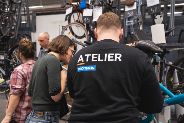 Pour s’attaquer à la pénurie de mécaniciens vélo, la Mission locale de Schaerbeek et Decathlon forment gratuitement des candidats et candidates bruxellois(es) à la réparation de vélos