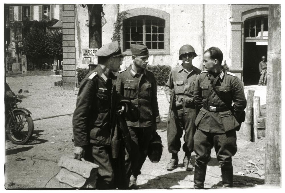 Handover of German soldiers and officers in Paramé (former municipality of Ille-et-Vilaine, Brittany). Photo taken around August 10, 1944 AKG3697405 © akg-images / Tony Vaccaro Handover of German soldiers and officers in Paramé (former municipality of Ille-et-Vilaine, Brittany). Photo taken around August 10, 1944 AKG3697405 © akg-images / Tony Vaccaro