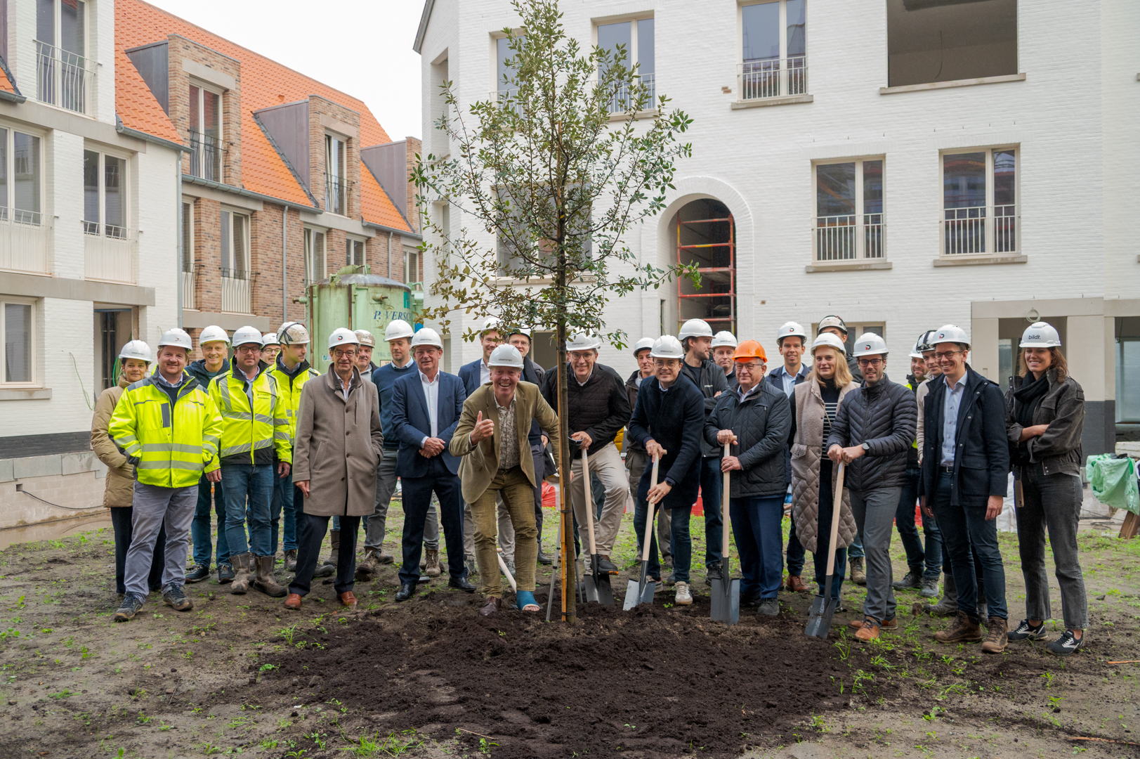 Woonbuurt Boevrie in Brugge krijgt helft meer groen dan voorzien: symbolische eerste boom geplant door burgemeester en schepenen