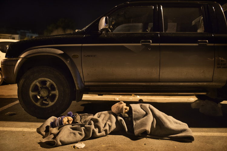 Twee slapende kinderen aan de haven van Mytilini, Lesbos (c) Alessandro Penso / AZG