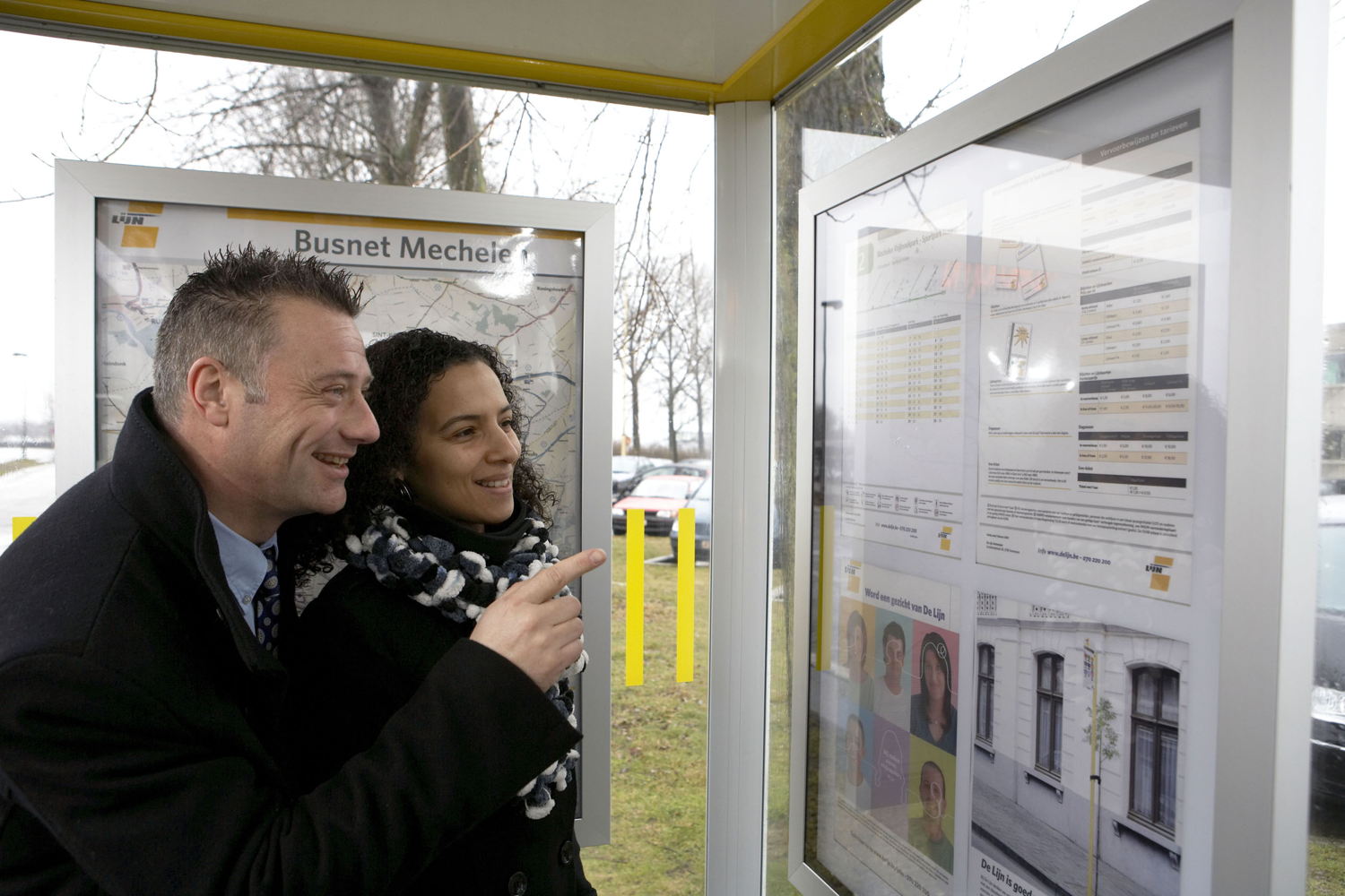 Reizigers raadplegen een dienstregeling in een schuilhuisje van De Lijn
Foto: Stefaan Van Hul