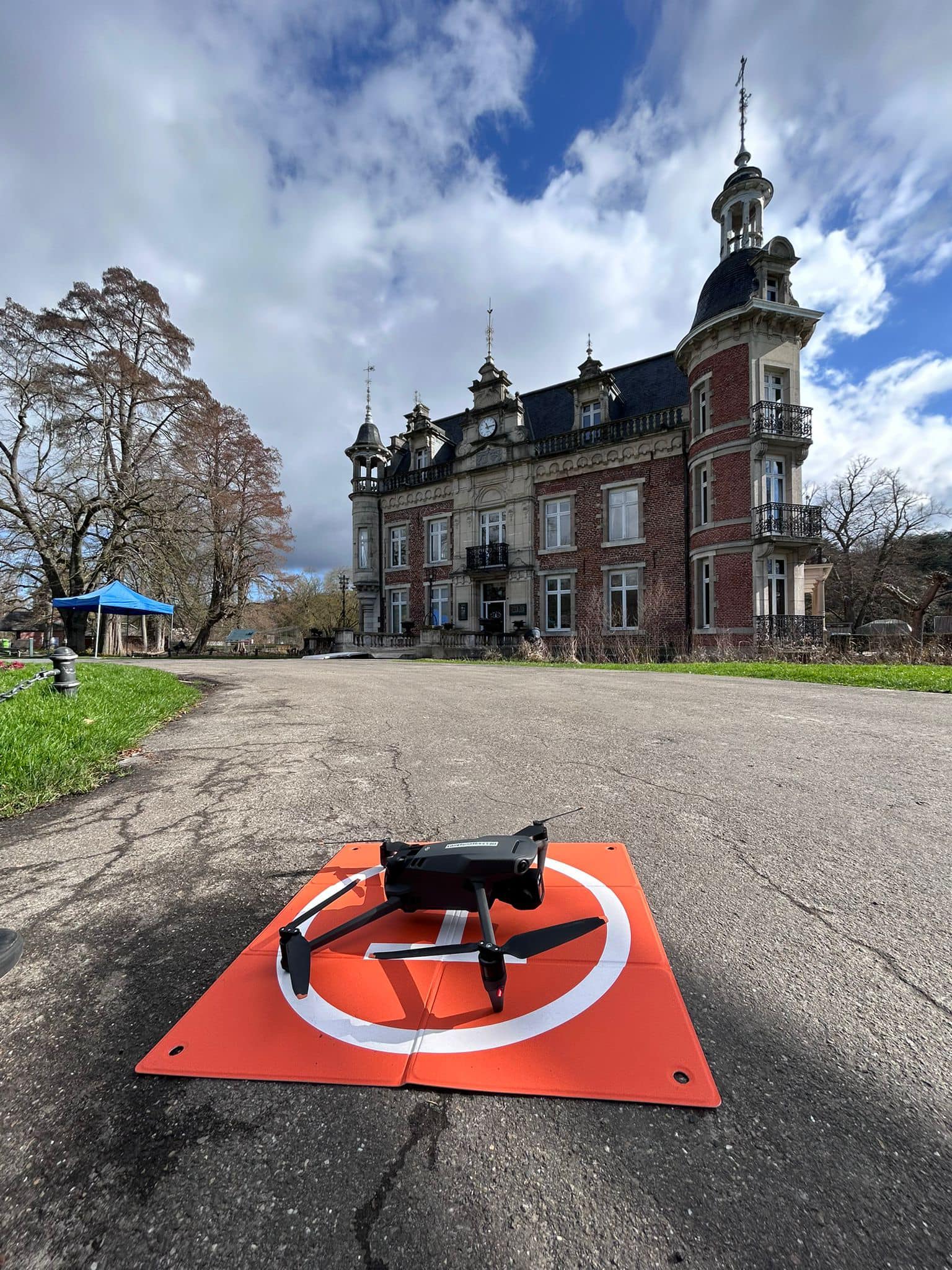 De drone staat klaar voor een inspectie-vlucht aan het Kasteel van Huizingen