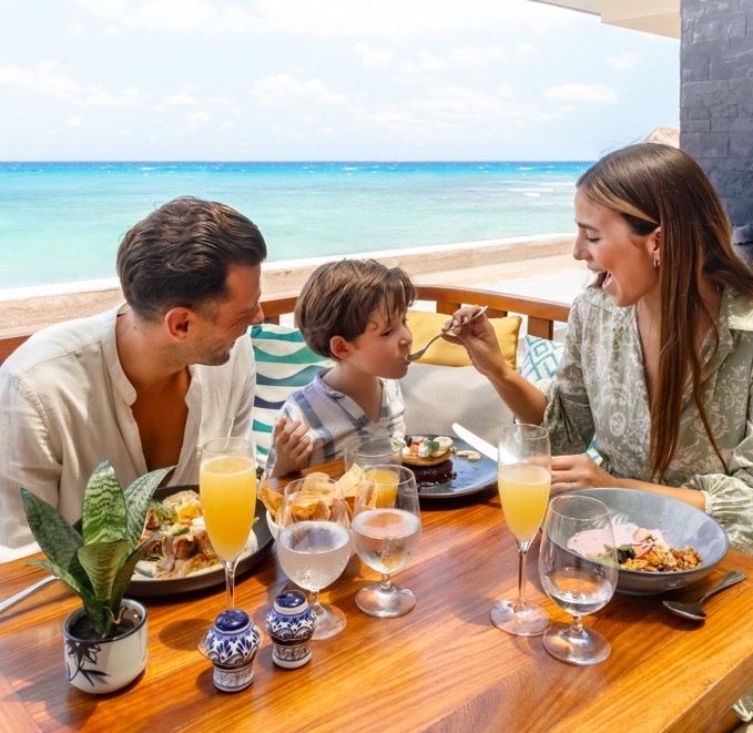 Brunch con vista al mar y mimosas para mamá. El plan ideal para consentirla este 10 de mayo