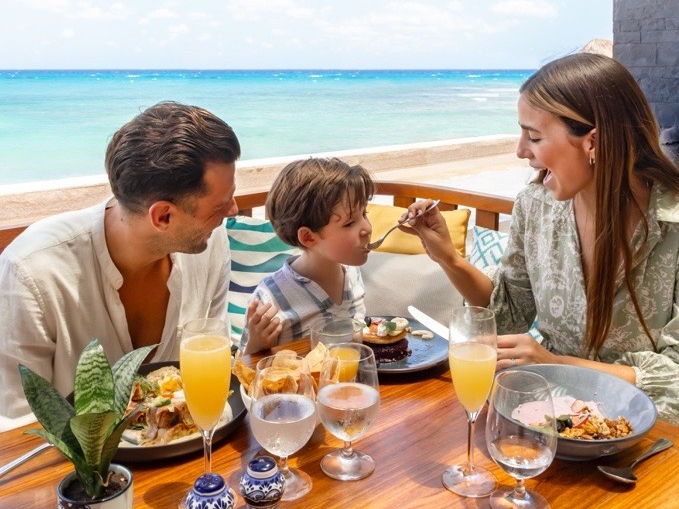 Brunch con vista al mar y mimosas para mamá. El plan ideal para consentirla este 10 de mayo