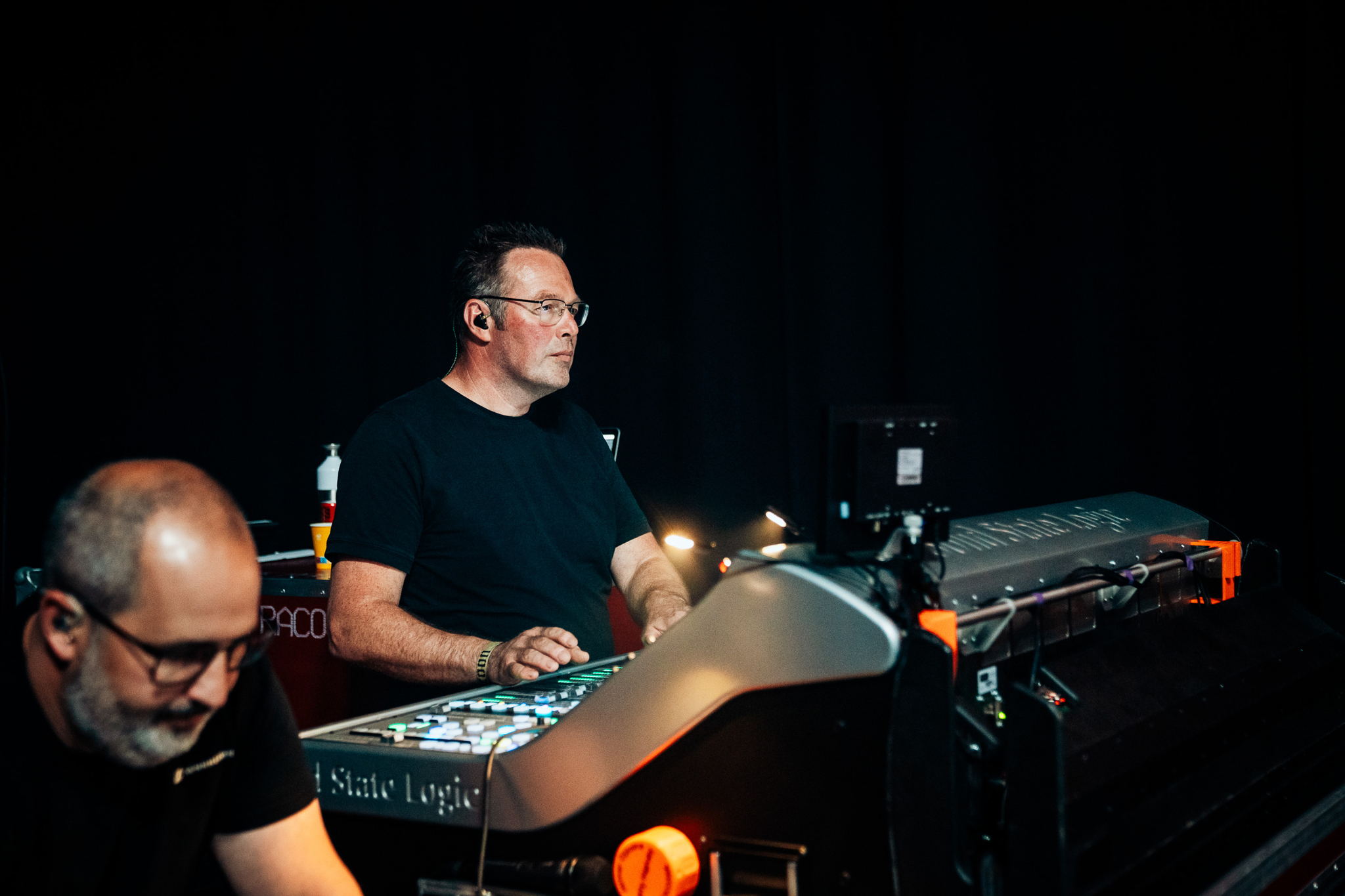 Dijkstra (r) at the monitor position: “You can make the mix so precise that everything has its own place.” (Photo credit: Jessie Kamp) Dijkstra (r) at the monitor position: “You can make the mix so precise that everything has its own place.” (Photo credit: Jessie Kamp)