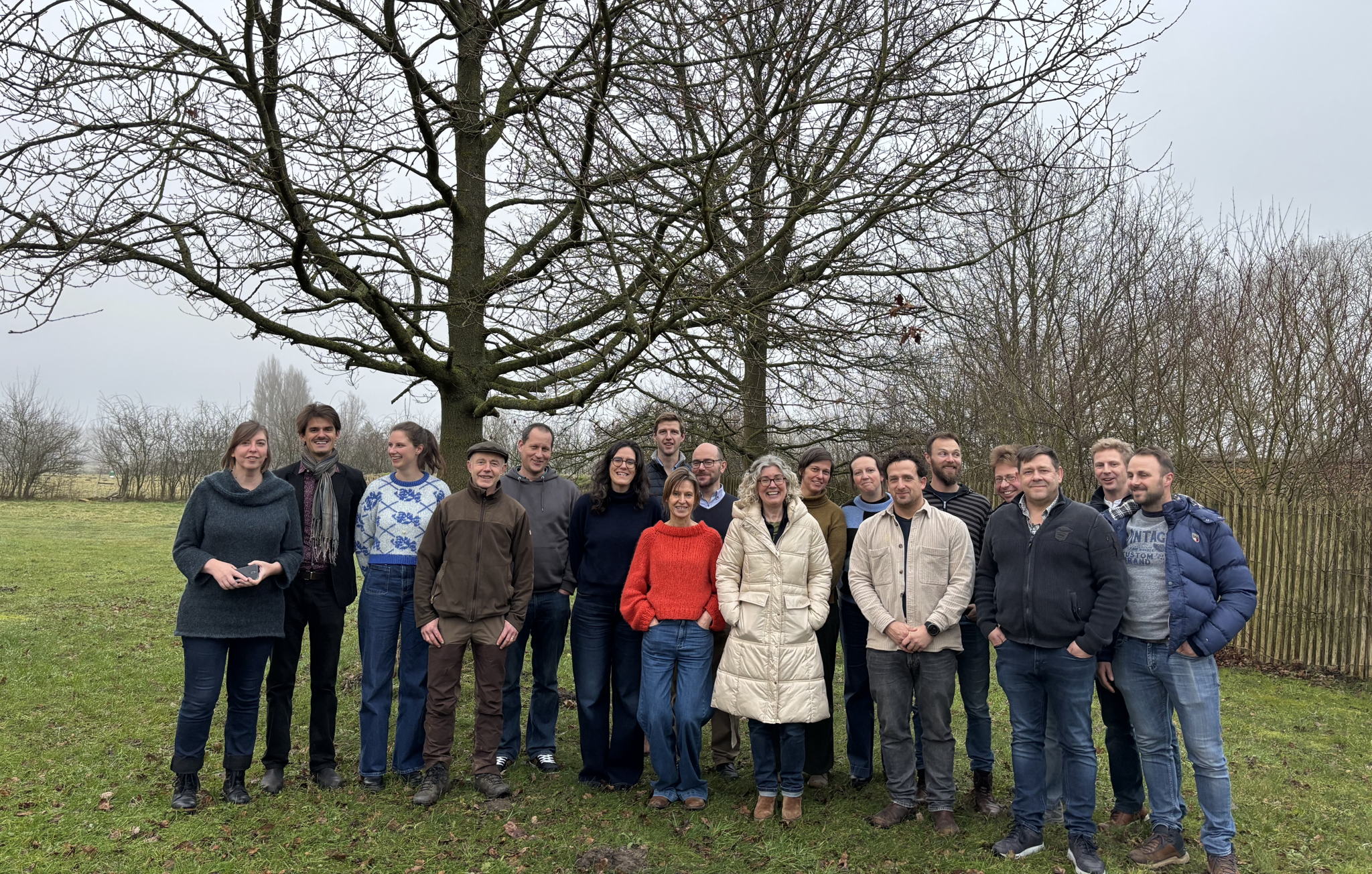 v.l.n.r.: Valérie Carrette (Equinox Collective), Louis De Jaeger (Commensalist), Merel Goossens (bodempionier), Jan Seynaeve (bodempionier), Frank Anrijs (bodempionier), Ellen Luyten (OVAM), Bram Dauchy (bodempionier), Nele Bal (OVAM), Kim Oostvogels (Equinox Collective), Els Abts (VLM), Petra Deproost (Dept. Omgeving), Griet Baert (Agentschap Landbouw en Zeevisserij), Tim Pichal (bodempionier), Toon Jacobs (bodempionier), Kris Heirbaut (bodempionier), Marc Galle (bodempionier), Kenny Vandepoel (bodempionier) en Jeroen Jacobs (bodempionier)