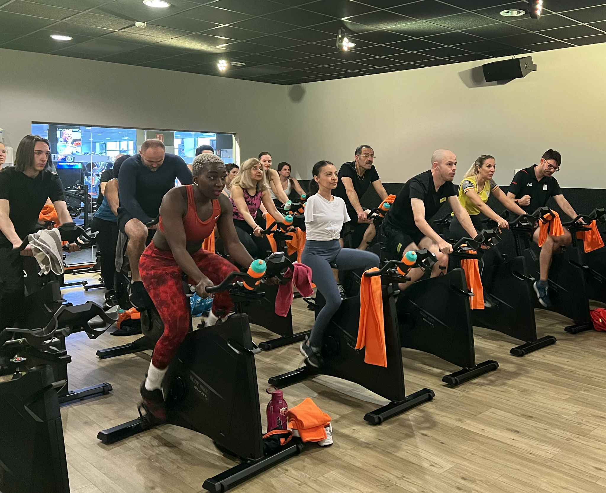 Training bij Basic-Fit met rechts Tim Celen, Manon Claeys en Marc Ledoux Training bij Basic-Fit met rechts Tim Celen, Manon Claeys en Marc Ledoux