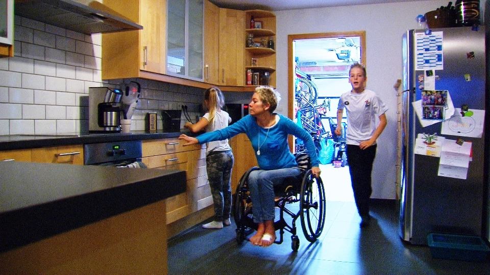 De werkende mens - Robbe en zijn mama met MS - (c) VRT