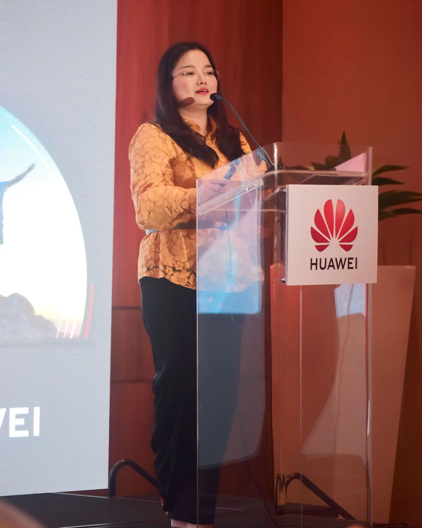 Vivian Su, Gerente General del Negocio Empresarial en Panamá Huawei.