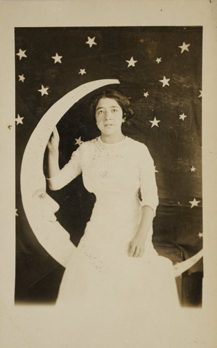Anoniem, Studioportret met een ‘paper moon’, 1904-1918, Collectie FOMU, 2024_100 