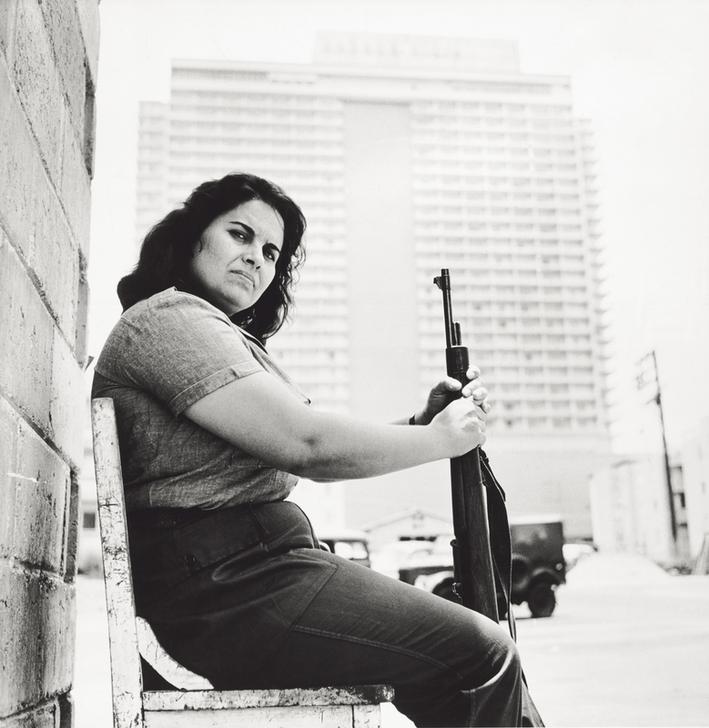 Woman holding a gun in Revolution Square in Havana. Photo, 1964. AKG1632364 © akg-images / Mondadori Portfolio / Sergio Del Grande Woman holding a gun in Revolution Square in Havana. Photo, 1964. AKG1632364 © akg-images / Mondadori Portfolio / Sergio Del Grande