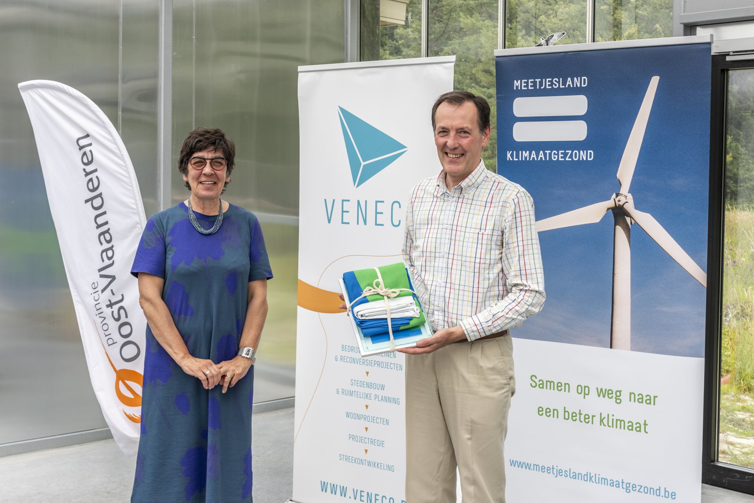 Gedeputeerde Annemie Charlier, bevoegd voor Recreatiedomeinen en Alain Van Ghyseghem  van Het Leen nemen het label in ontvangst