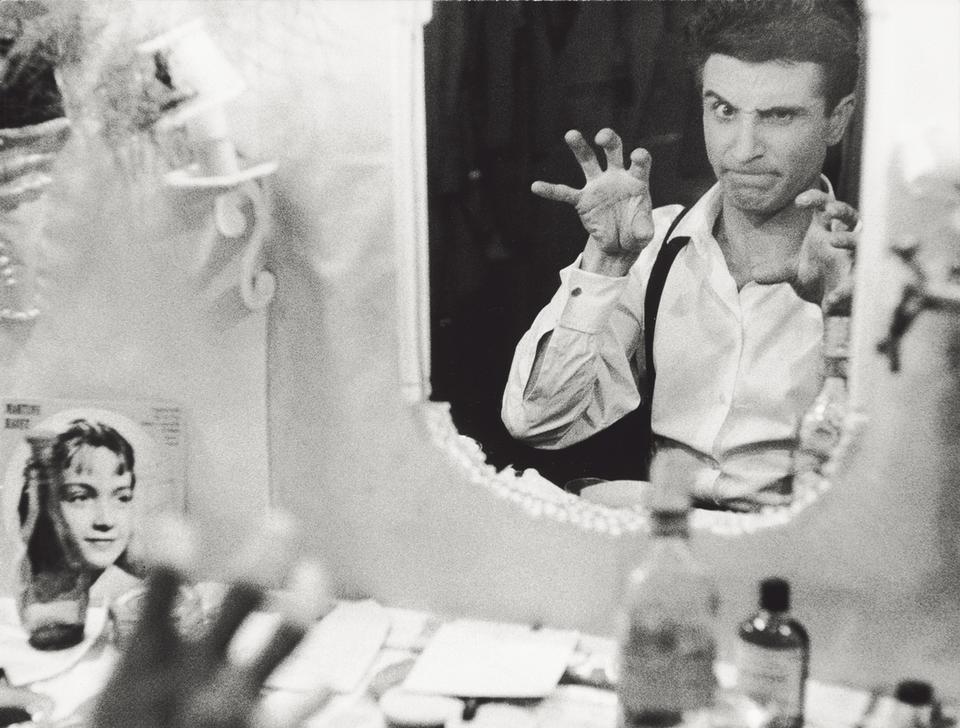 The French singer and composer Gilbert Bécaud joking in a dressing room. 1959. AKG1730926 © akg-images / Mondadori Portfolio / Angelo Cozzi