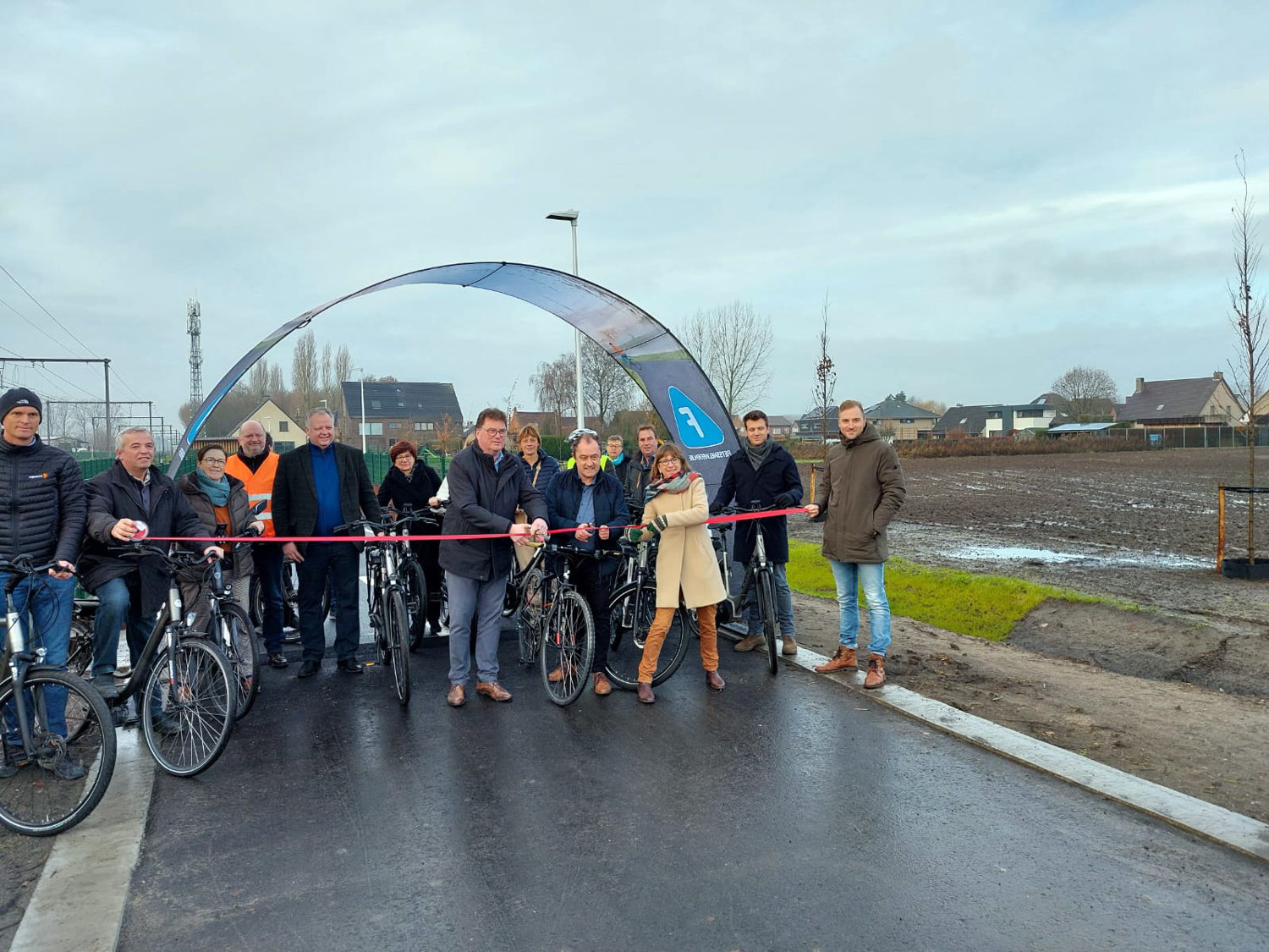 lint aan het knippen vlnr: burgemeester Filip Antheunis, Francky Degrave (Infrabel), gedeputeerde Riet Gillis