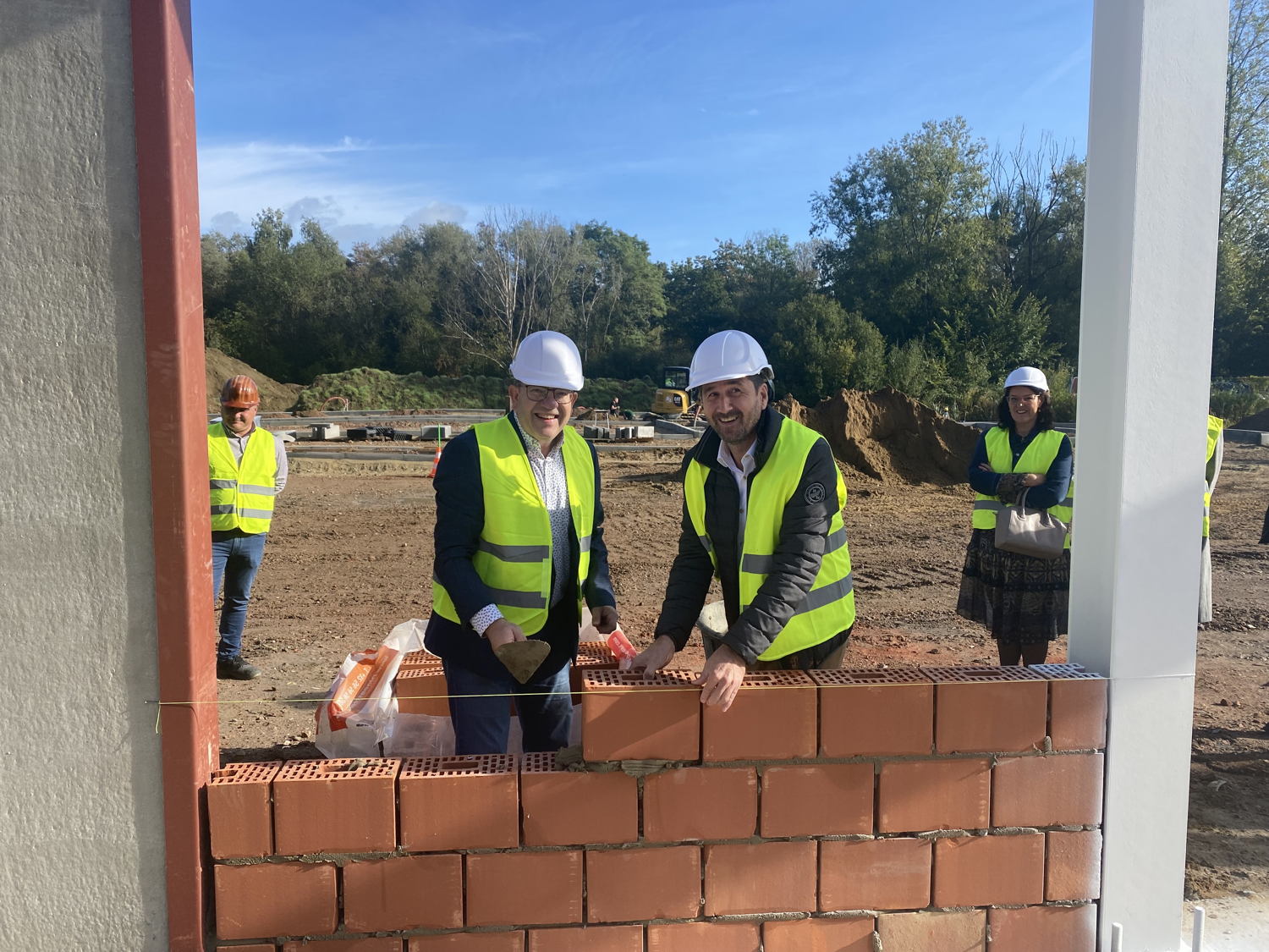 Eerste steenlegging met Halens schepen van Economie Heidi Wuestenbergs, burgemeester Erik Van Roelen en McDonald's franchisenemer David Cleynhens