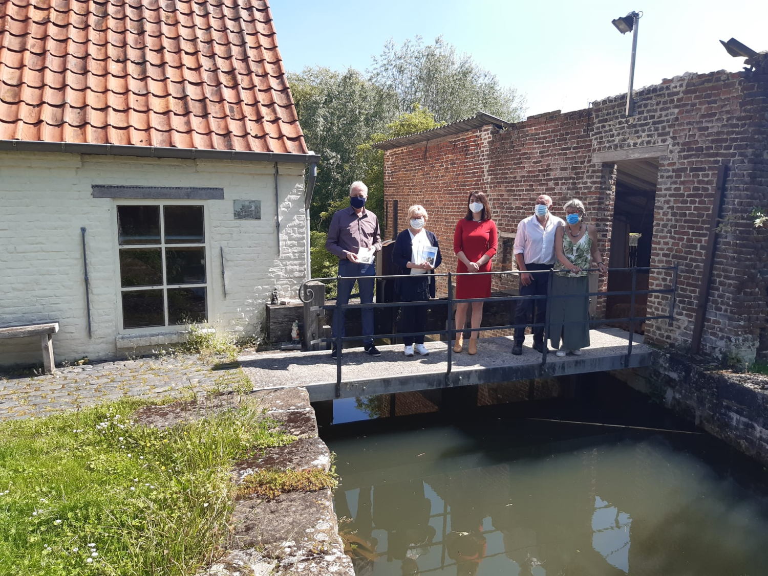 vlnr: Walter Van den Branden, conservator Mola-Molencentrum, Martine Pieteraerens, dienst Erfgoed, gedeputeerde An Vervliet, molenaar Roel en auteur Agnes Bellemans 