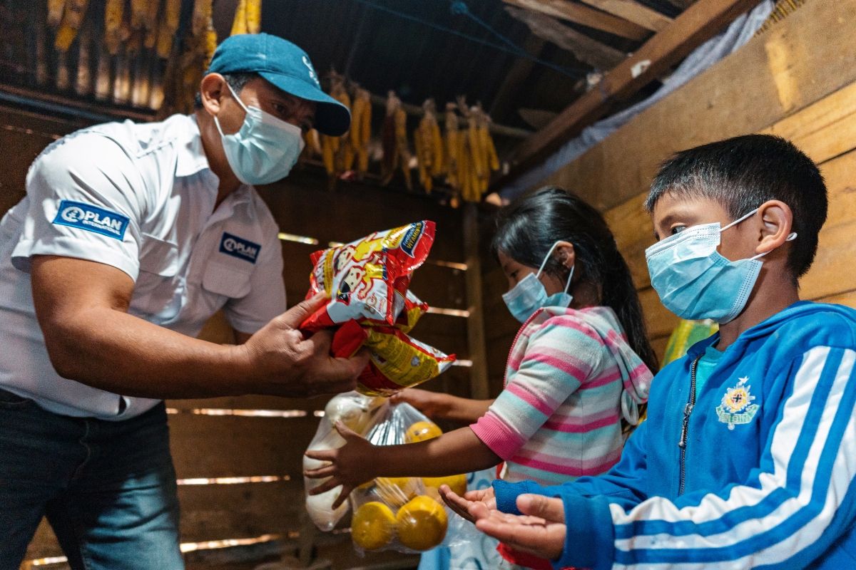 Ook in Guatemala slaat de hongercrisis toe. Daarom verdeelt Plan International er voedselpakketten.
(copyright Plan International) Ook in Guatemala slaat de hongercrisis toe. Daarom verdeelt Plan International er voedselpakketten.
(copyright Plan International)