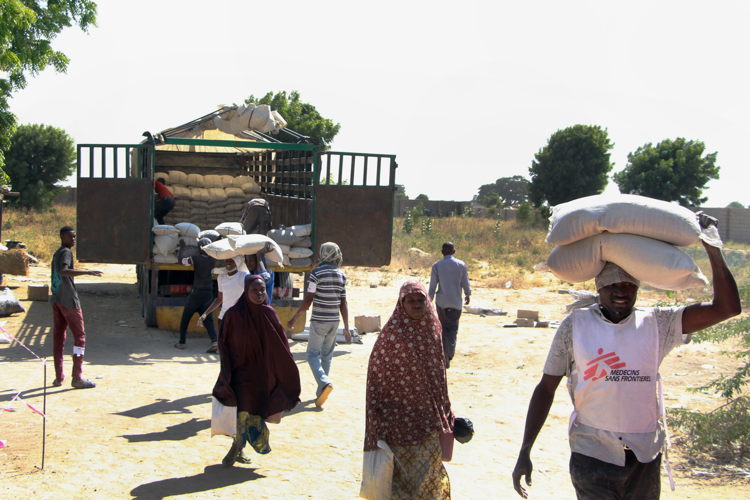 Voedselbedeling in Maiduguri op 14 december. 500 families kregen voedsel voor twee weken (c) Malik Samuel/MSF