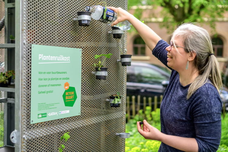 Annelies Boerema geeft de stekjes in de plantenruilkast water