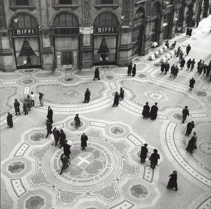 Vittorio Emanuele II Gallery in Milan. Photo, 1950s. AKG1628182 © akg-images / Mondadori Portfolio / Mario De Biasi Vittorio Emanuele II Gallery in Milan. Photo, 1950s. AKG1628182 © akg-images / Mondadori Portfolio / Mario De Biasi