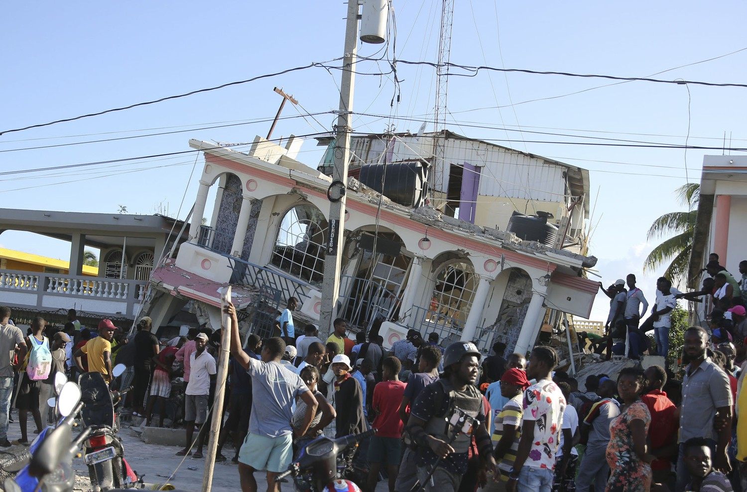 Haiti Earthquake: Photo by Joseph Odelyn / AP