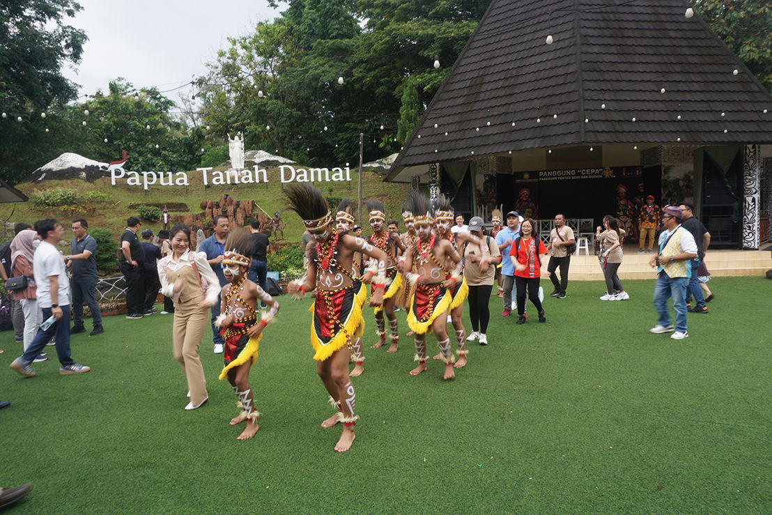 Participants of the Packaging Conference enjoyed a traditional Papua dance together.