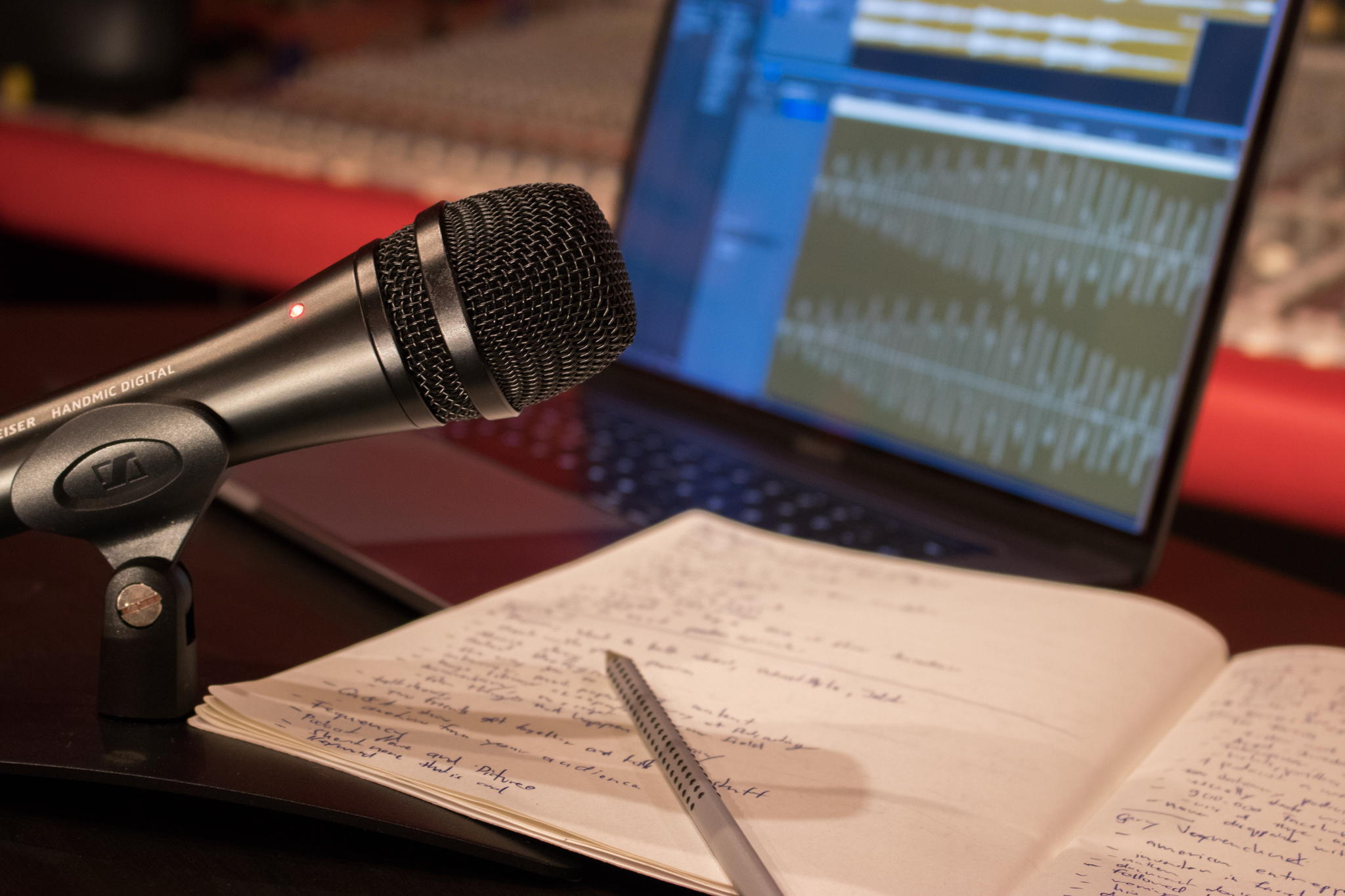 Nicht nur der Inhalt zählt: Auch der Einsatz der Stimme und die Audioqualität sind beim Podcasting wichtig, um Zuhörer zu gewinnen. Nicht nur der Inhalt zählt: Auch der Einsatz der Stimme und die Audioqualität sind beim Podcasting wichtig, um Zuhörer zu gewinnen.