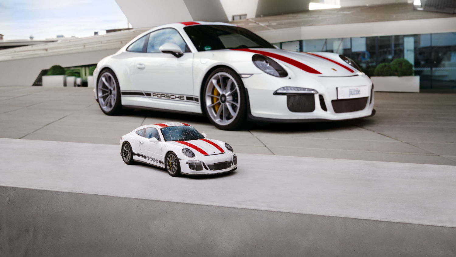 Un Porsche armado con piezas de un rompecabezas 3D - El 911 R tridimensional, fabricado por la juguetería Ravensburger, ya está a la venta