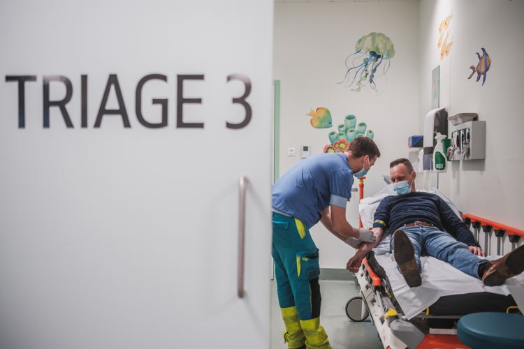 Een patiënt wordt onderzocht op een van de spoeddiensten van Ziekenhuis aan de Stroom. (Foto: ZAS / Lensmens)