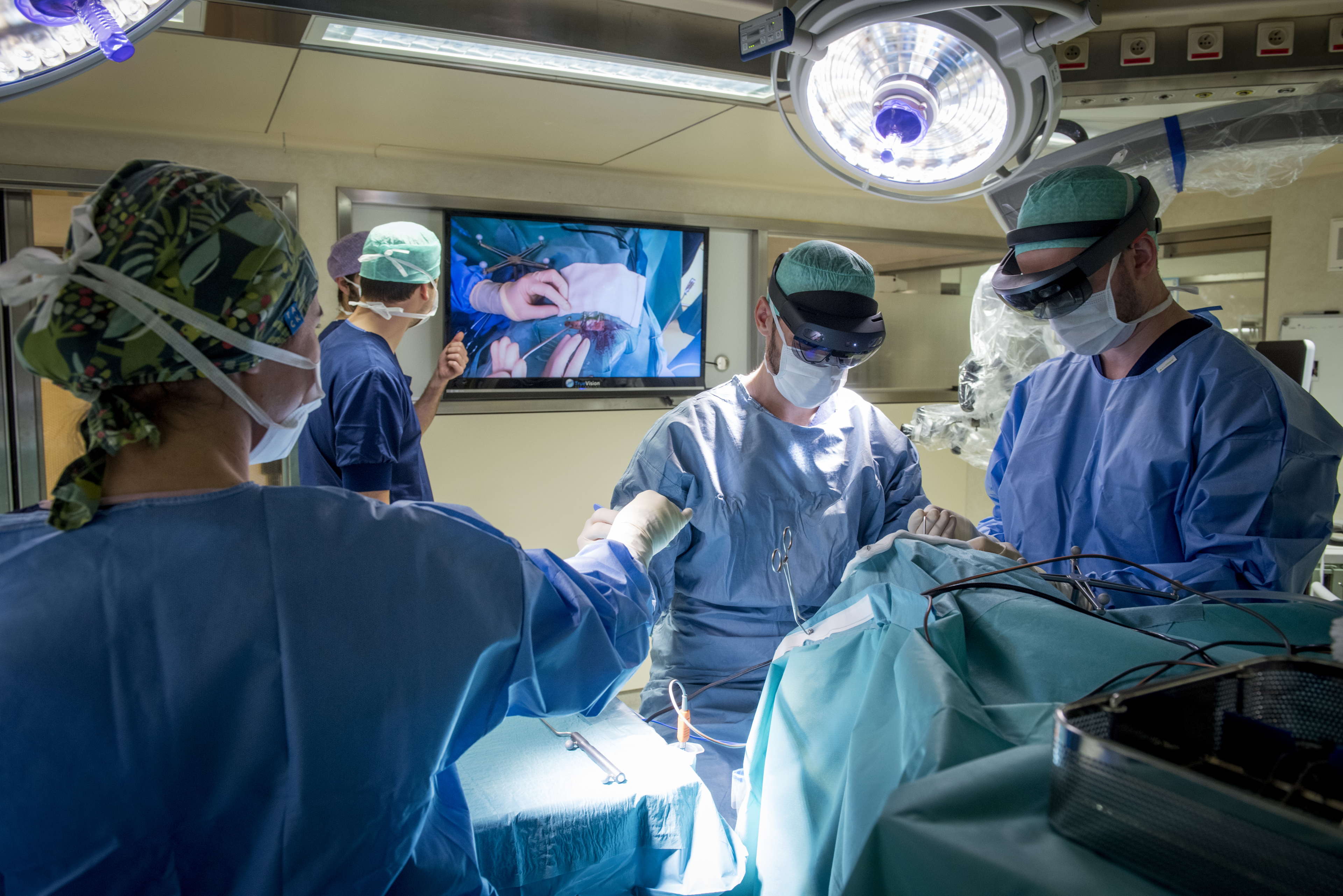 La réalité augmentée offre aux médecins une vision en 3D lors de la mise en place d'un drain dans le cerveau : moins de complications et moins de réinterventions 