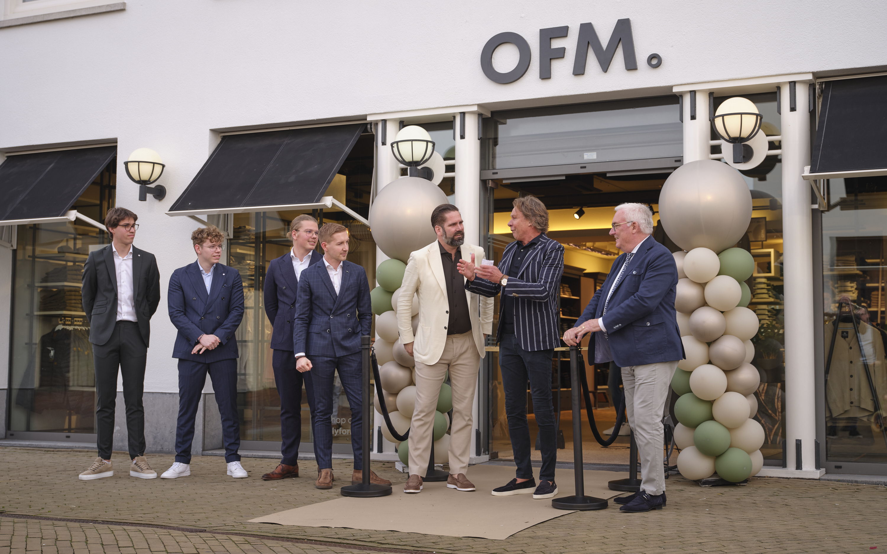 Merkambassadeur Hans Kraay Jr. opent het OFM. pand met oprichter Piet Feenstra, eigenaar Arthur Feenstra en team Sliedrecht.