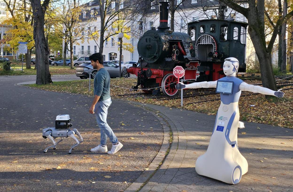 Robots begeleiden kinderen bij oversteken in Asse tijdens testproject van Duitse onderzoekers.